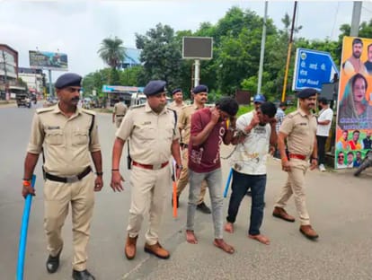 पुलिस ने निकाला जुलूस