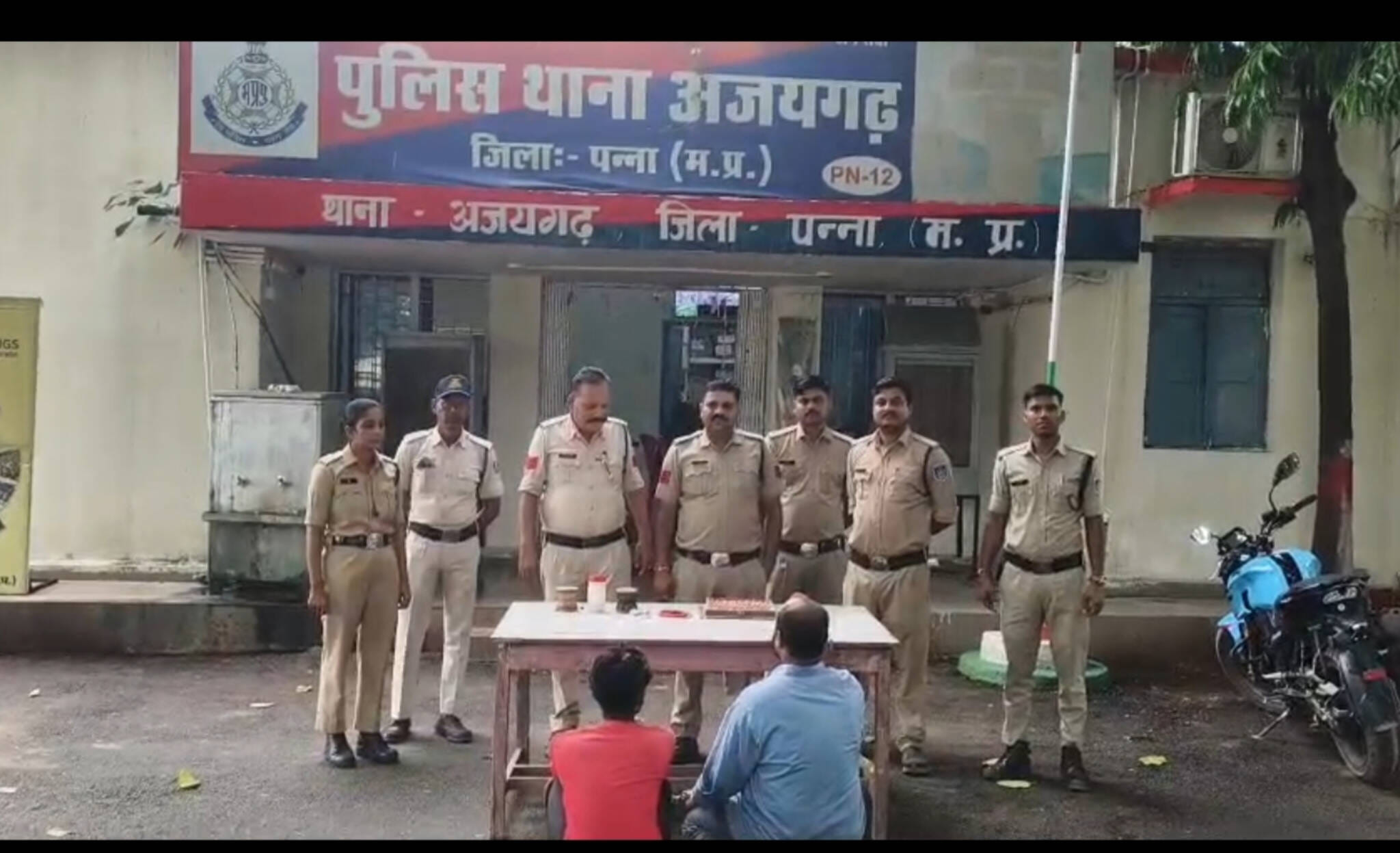 दोनों ठगों को पुलिस ने गिरफ्तार कर लिया है।