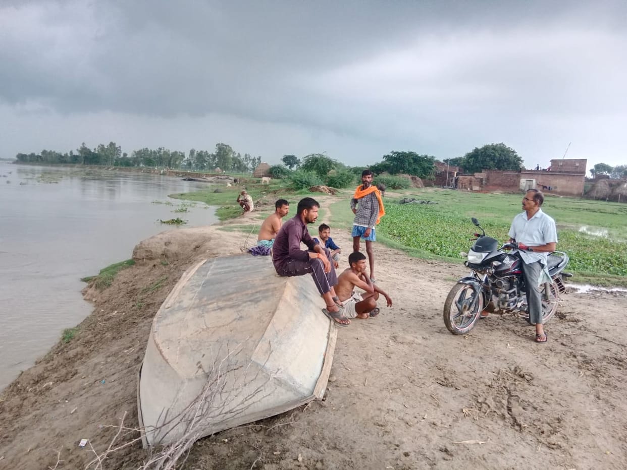 Ramganga waters reach near Mohanpur; villagers distressed.