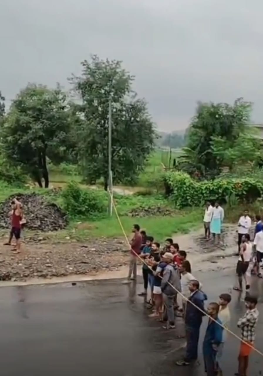 प्रशासन के द्वारा बैरीयर लगा कर रोका गया रास्ता