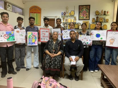 प्रतियोगिता के विजेता प्रतिभागियों के साथ अध्यापक। संस्थान