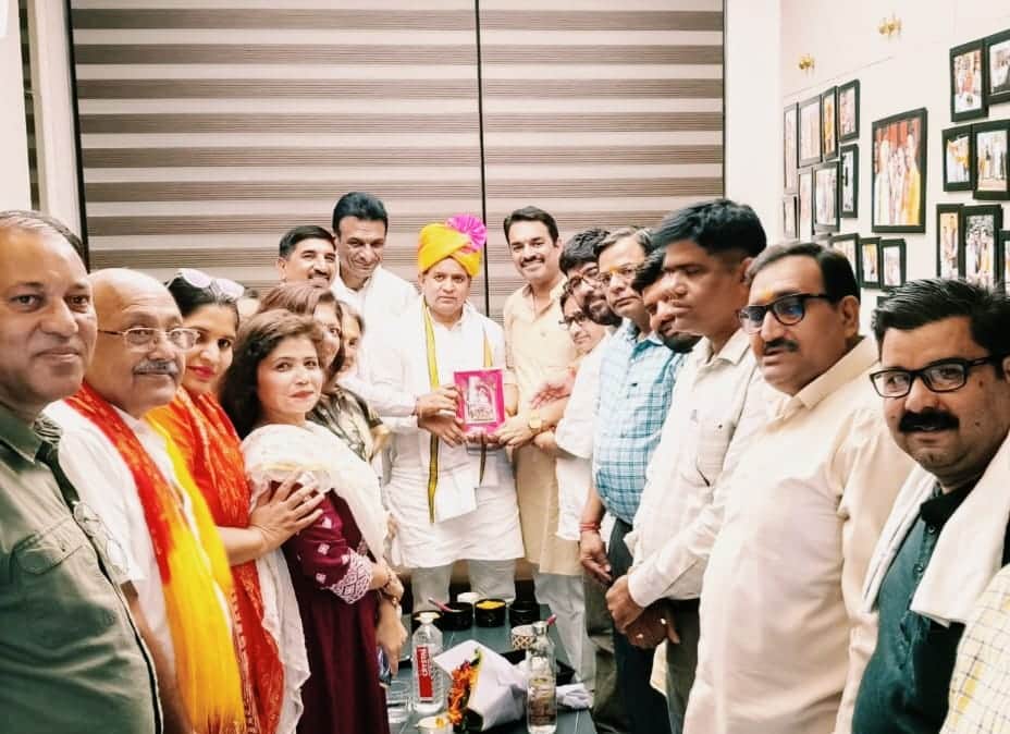 प्रदेश महामंत्री सत्यप्रकाश जरावता का स्वागत करते कार्यकर्ता। स्रोत : प्रवक्ता