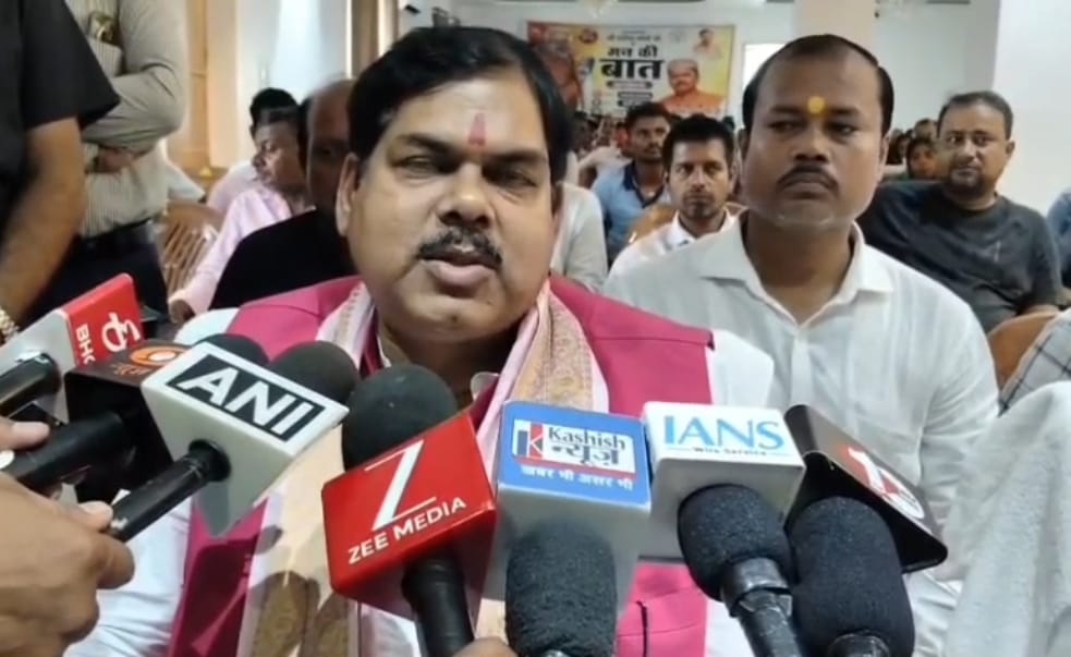 पत्रकारों से बात करते शिक्षा मंत्री मिथिलेश तिवारी