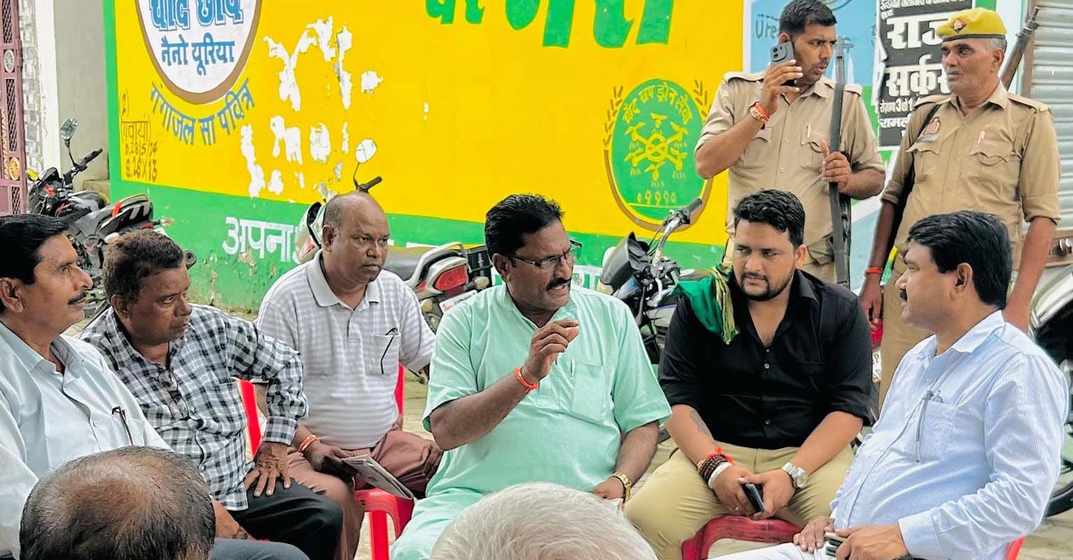पुवायां में धरना स्थल पर भाकियू जिलाध्यक्ष अनिल सिंह यादव से वार्ता करते एसडीएम। स्रोत : संगठन