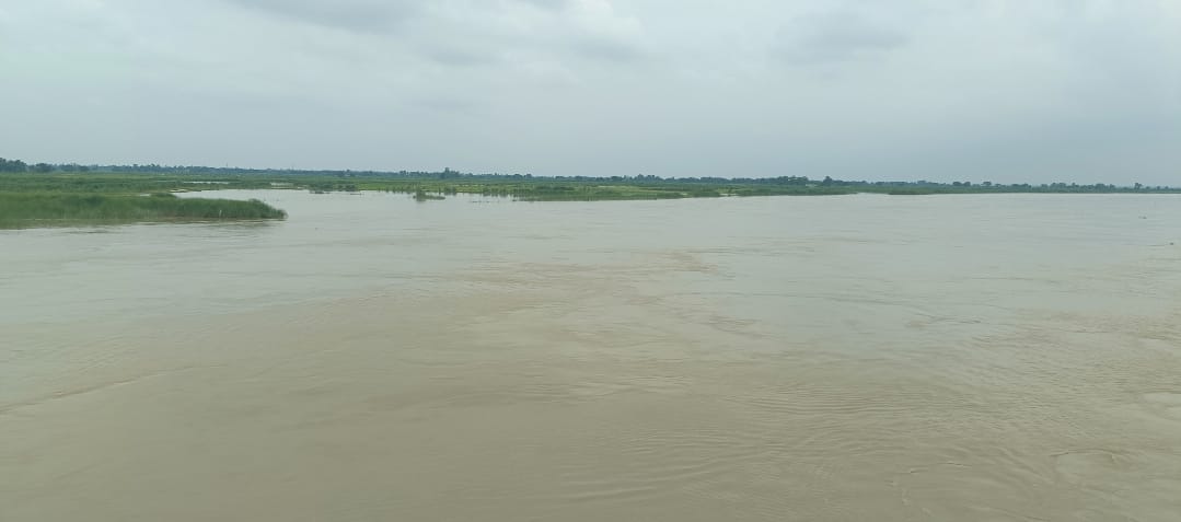The water level of the Saryu rose by 25 cm, and water started entering the villages