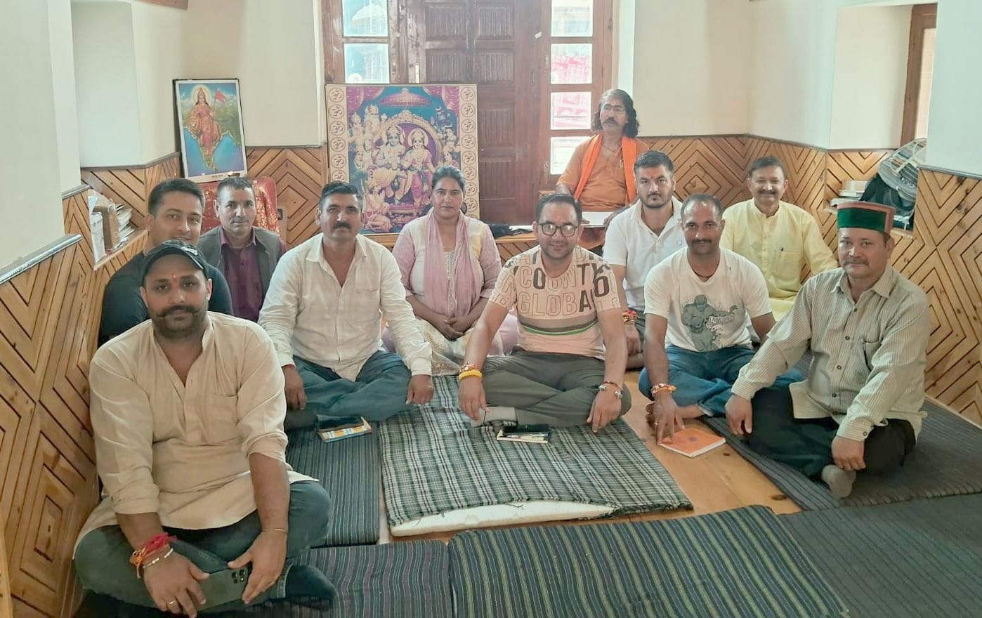 रामपुर के सत्यनारायण मंदिर में विश्व हिंदू परिषद की बैठक में मौजूद पदाधिकारी और सदस्य। स्रोत : 