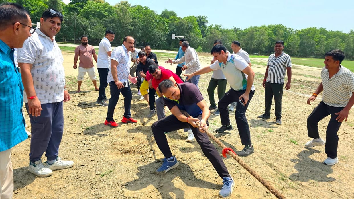 Police personnel tested their strength in volleyball and tug-of-war.