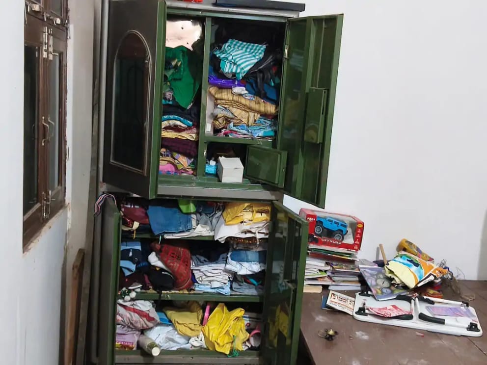 रसड़ा क्षेत्र के छितौनी स्थित कृष्णा नगर कॉलोनी में चोरों द्वारा तोड़ी गई आलमारी तथा बिखरा पड़ा