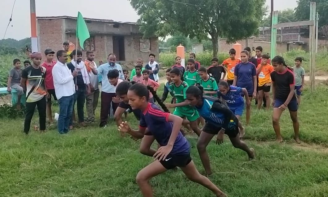 राष्ट्रीय खेल दिवस पर खेलकूद प्रतियोगिता में दौड़ लगाती खिलाड़ी। संवाद
