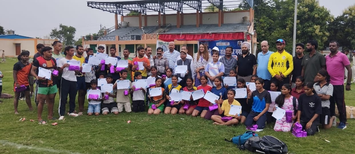 Anshika's team won in the women's category, while Surendra's team emerged victorious in the men's category.