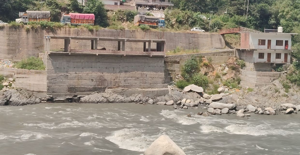 Buildings rising in the lap of the Ravi; safety regulations rendered powerless.