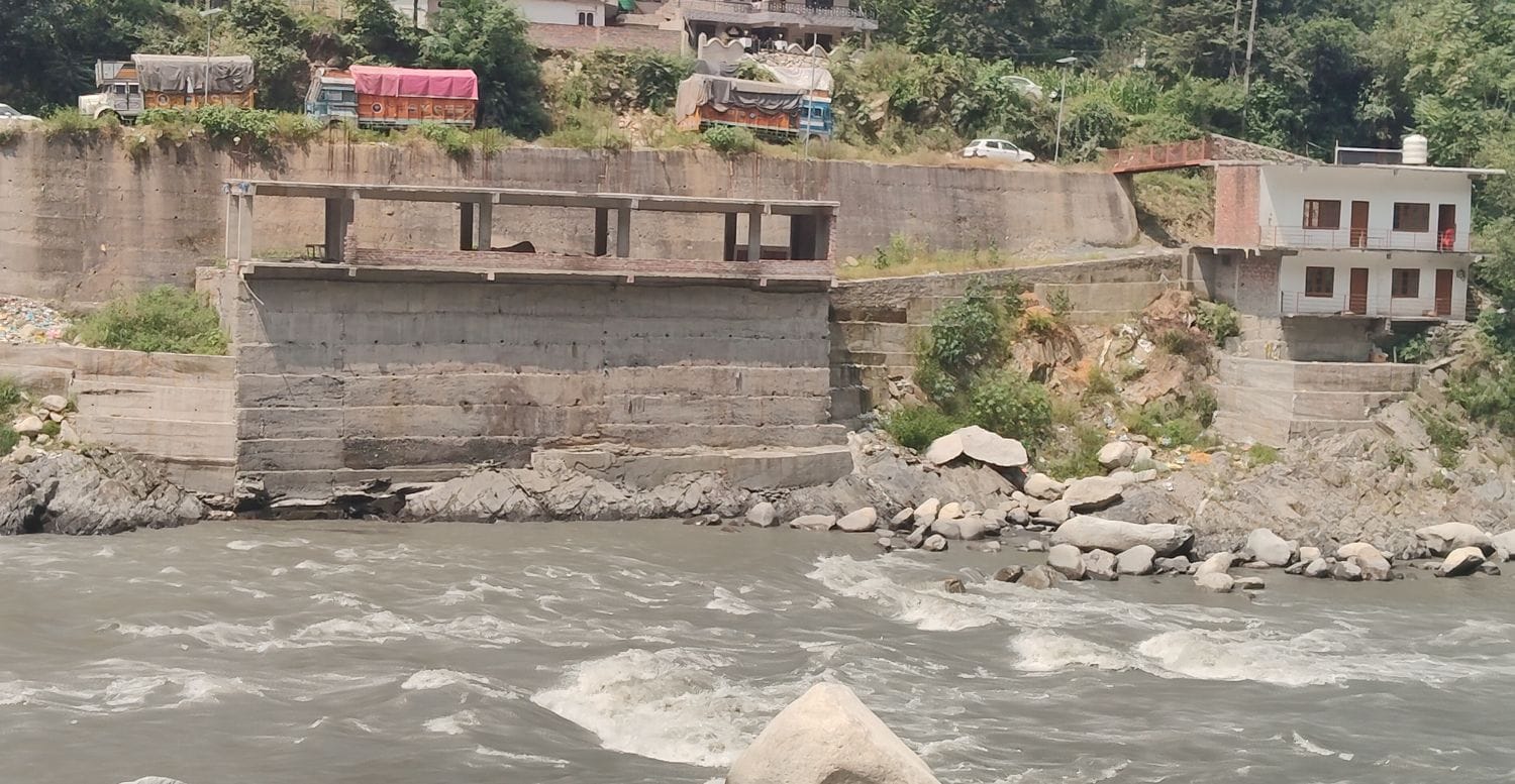 रावी नदी के मुहाने पर किया जा रहा निर्माण। संवाद।