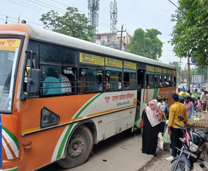 रविवार को लखनऊ जाने वाली बस में बैठने के लिए खड़े यात्री। संवाद