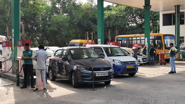 संजय नगर स्थित सी एन जी स्टेशन पर वाहनों में गैस भरते कर्मी। संवाद