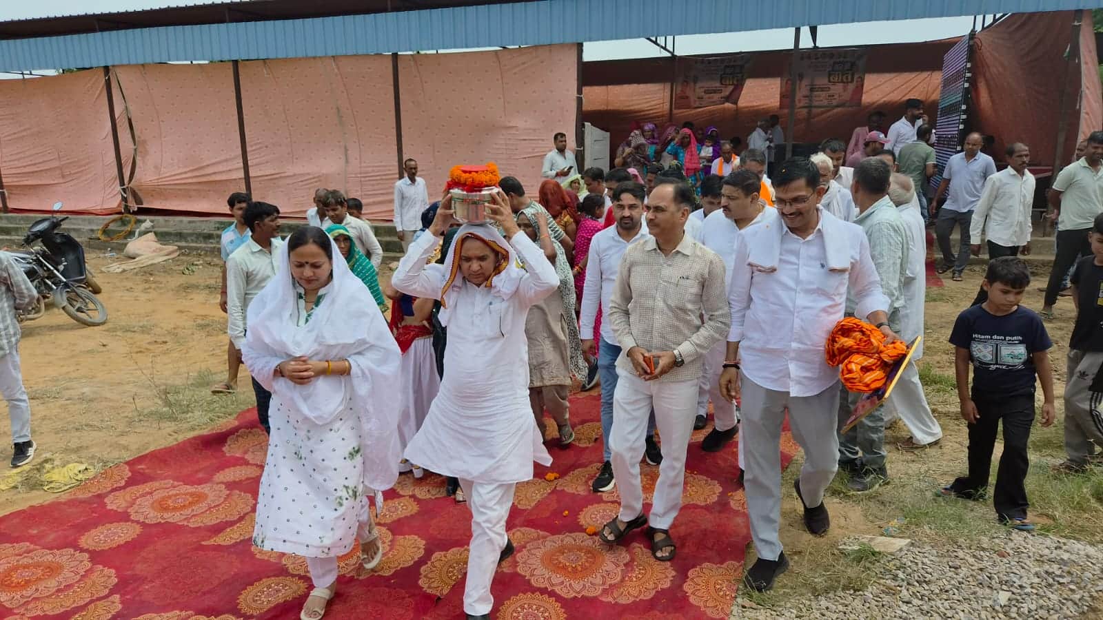 संत रविदास की जयंती पर कलश यात्रा निकालते भाजपा नेता। स्रोत : प्रवक्ता
