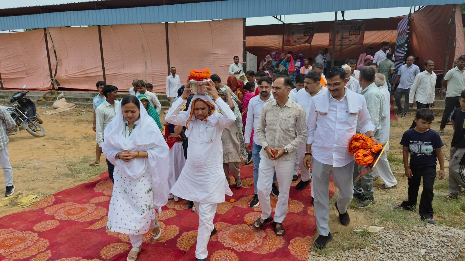 संत रविदास की जयंती पर कलश यात्रा निकालते भाजपा नेता। स्रोत : प्रवक्ता