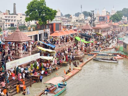 सावन पूर्णिमा पर सरयू स्नान के लिए उमड़े लोग।