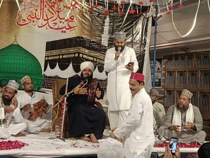 शाहजहांपुर में महमंद जलालनगर में तकरीर करते उलेमा। संवाद