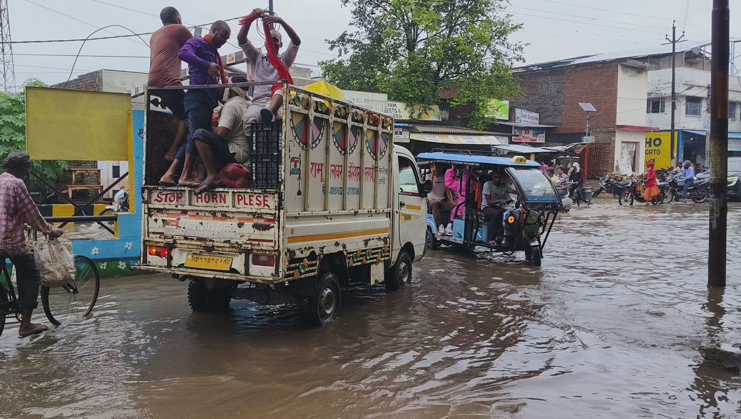 शहर गल्लामंडी रोड़ पर तेज बारिश से सड़क पर हुआ जलभराव। 