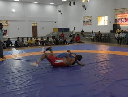 शहर के एकलव्य स्टेडियम में रविवार को फिट इंडिया कार्यक्रम के तहत आयोजित कुश्ती मुकाबले में विपक