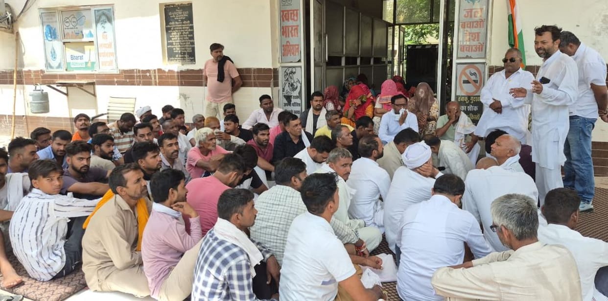 City sanitation and garbage collection remained stalled even after the festival; sanitation workers staged a protest.