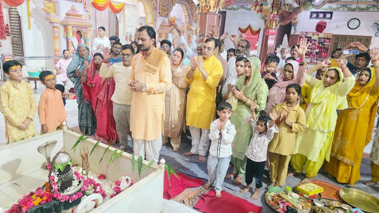 Devotees performed a collective Rudrabhishek at Chaudharywas Dham on Shravan Purnima.