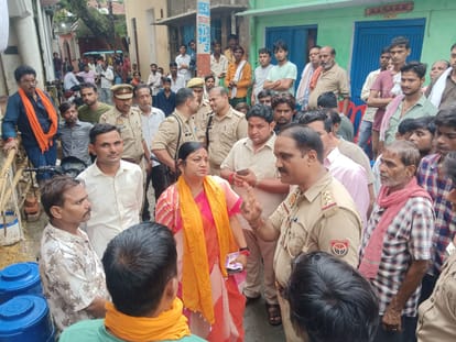 तिलहर के मोहल्ला नई बस्ती में दिलीप के परिजनों और पुलिस से बात करतीं विधायक सलोना कुशवाहा। संवा