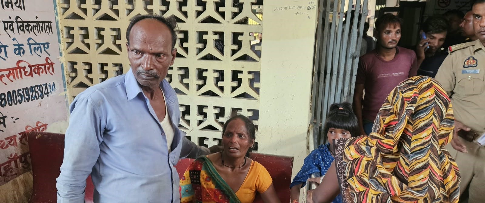 तिलहर सीएचसी में किशोरी की मौत के बाद बिलखते परिजन। संवाद