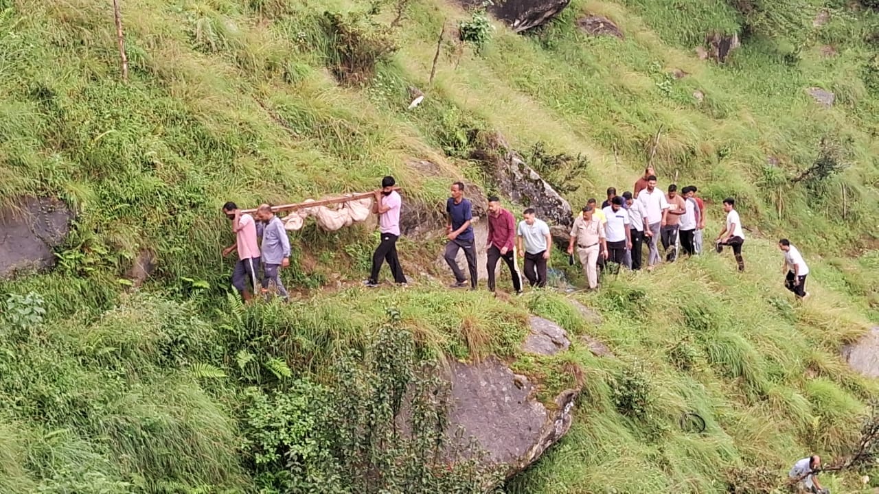 टपुण - द्रबला रोड़ पर हुए हादसे के बाद शव को ले जाते ग्रामीण : जागरूक पाठक