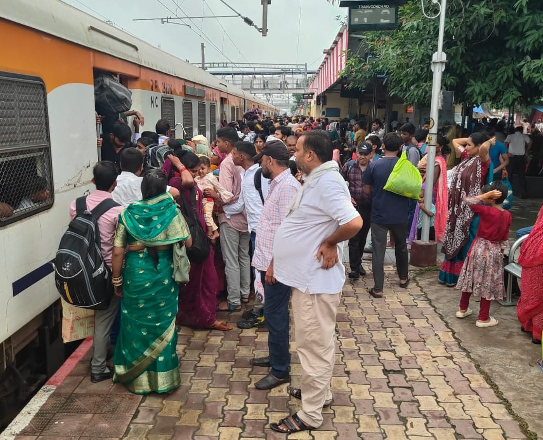 ट्रेन में चढ़ने को लेकर मची मारामारी।संवाद