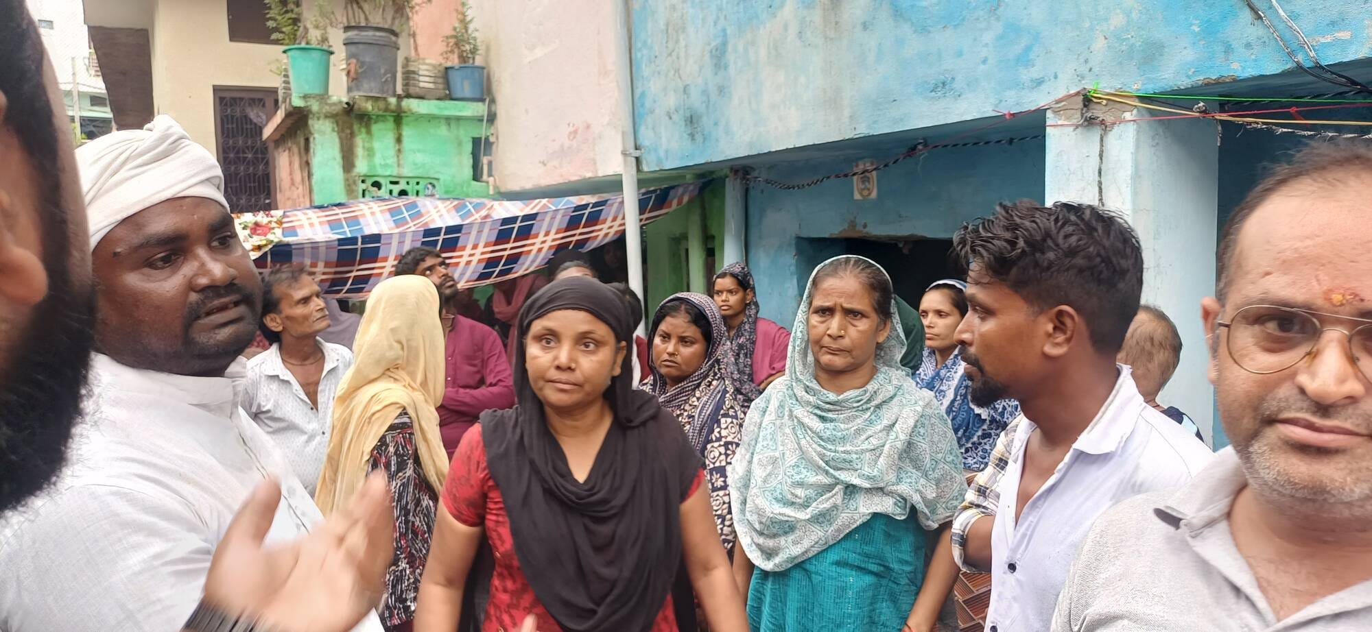 दुर्घटना में युवक की मौत के बाद घर पर जुटी भीड़।