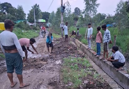 दरियाबाद ब्लॉक की ग्राम पंचायत में अद्रा में श्रमदान कर मार्ग दुरूस्त करते ग्रामीण। 