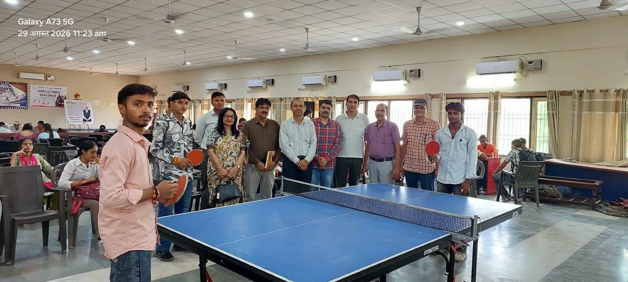 देशबंधु गुप्ता राजकीय महाविद्यालय में टेबल-टेनिस प्रतियोेगिता का शुभारंंभ करवाते प्राचार्य डॉ. 