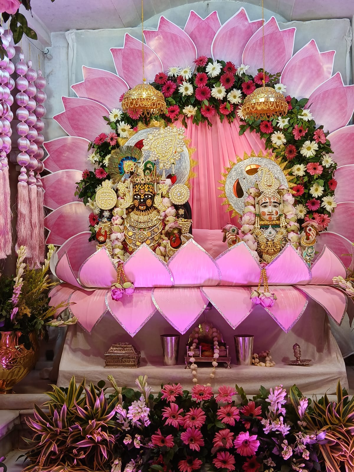 Devotees throng Dwarkadhish Temple.
