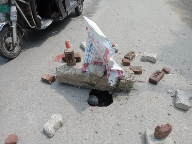 Highway caves in near Goyal Dharmkanta, risk of accident increases