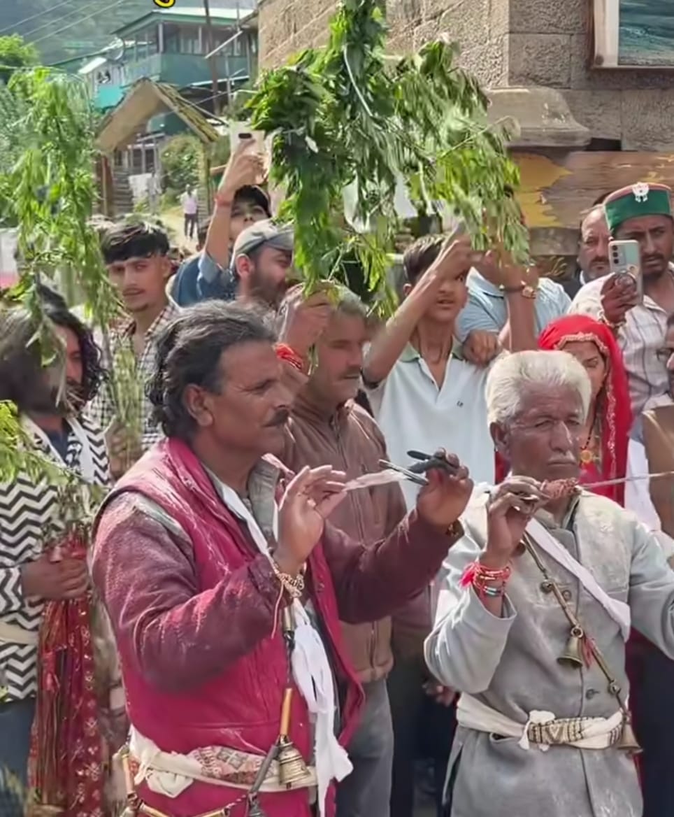उज्जैन मेले में नाचते देवताओं के गुर। संवाद
