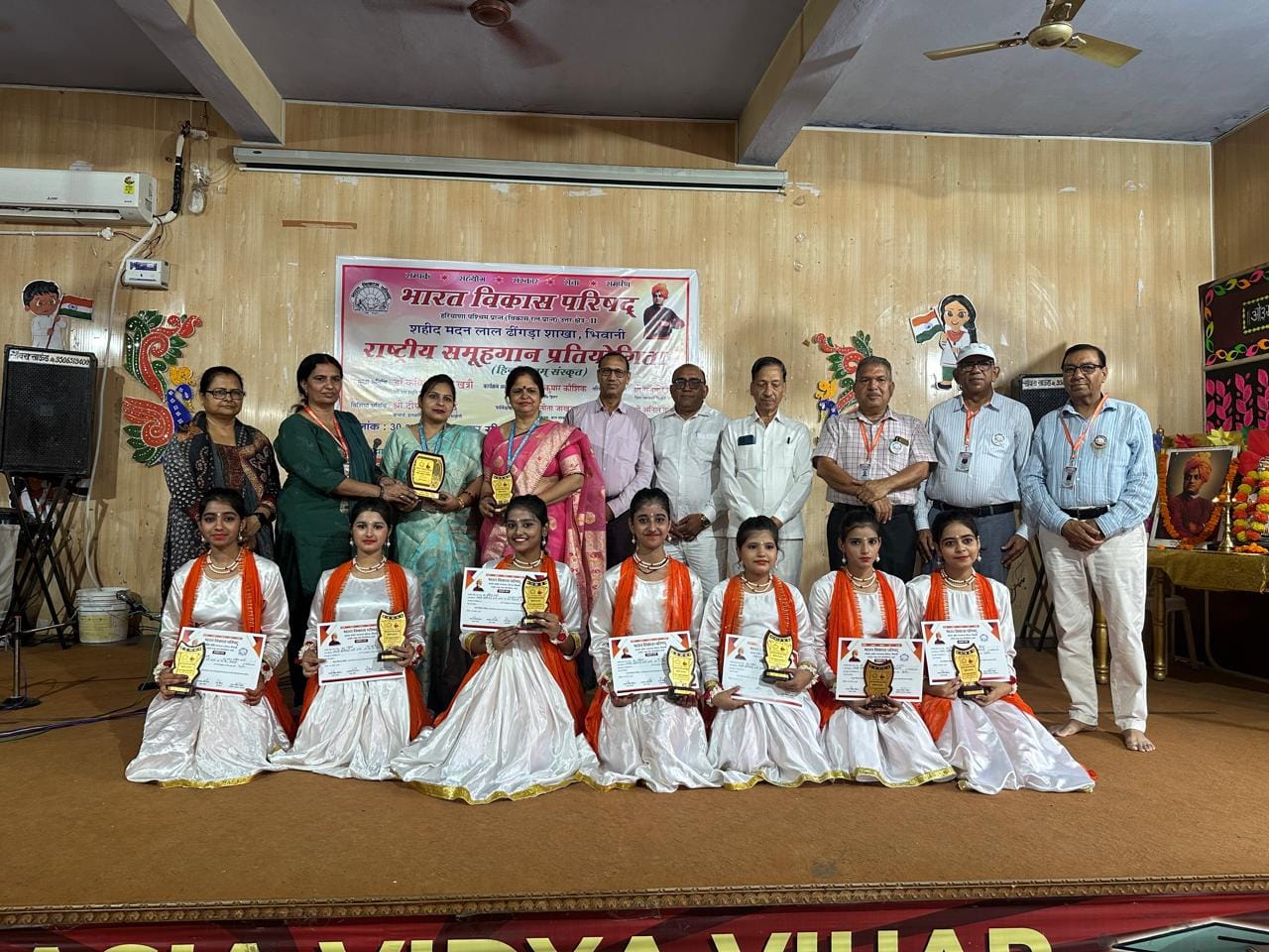 विजेता को सम्मानित करते आयोजक व अतिथि।