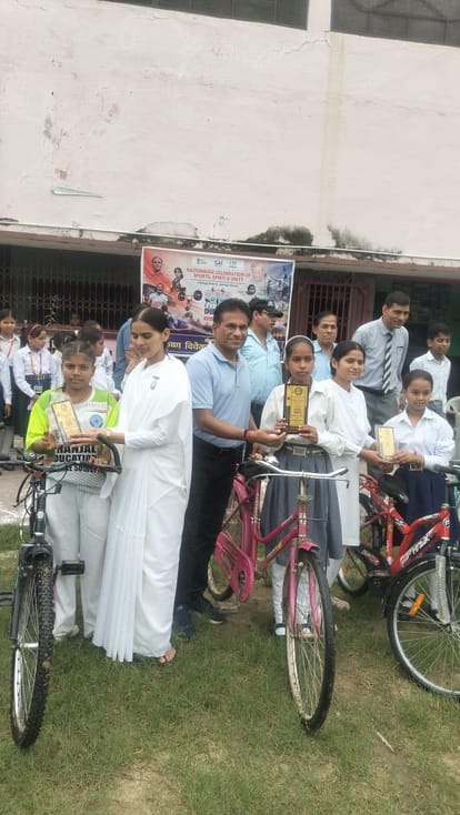 विजयी बच्चों को पुरस्कृत करते सेवाश्रम के लोग। स्रोत स्वयं।