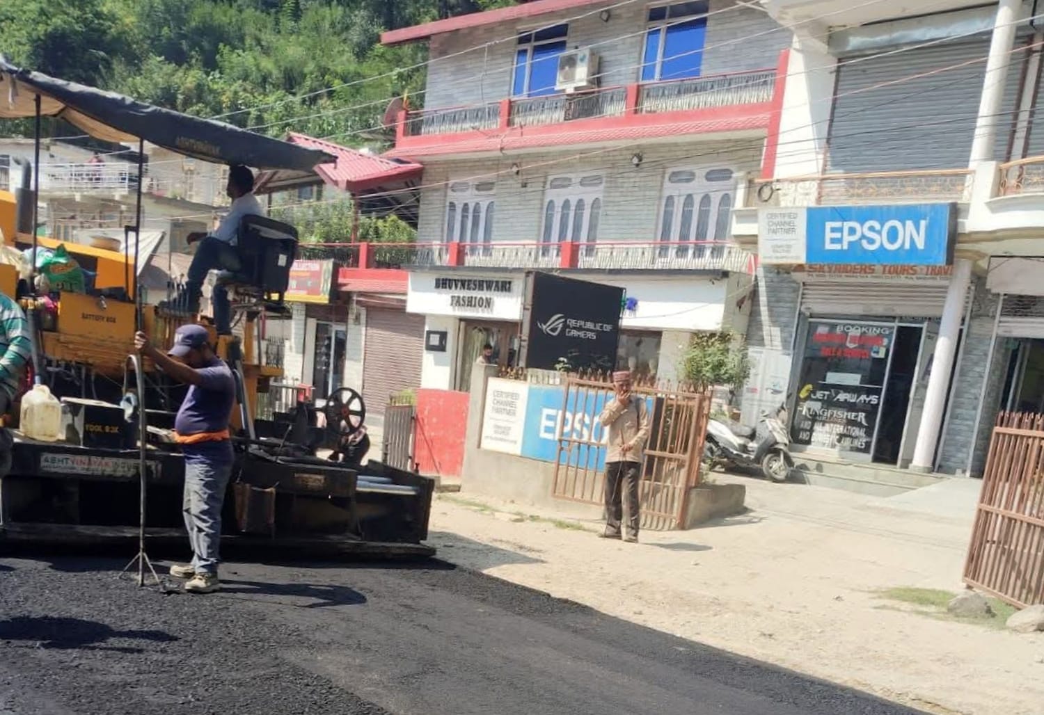विकास की बात--भुंतर में टायरिंग करने में जुटी लोनिवी की मशीनरी।-संवाद