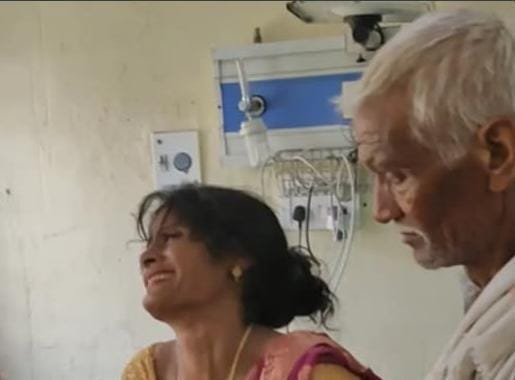 विलाप करतीं मृतक दुष्यंत की मां संतोषी। स्रोत : सोशल मीडिया
