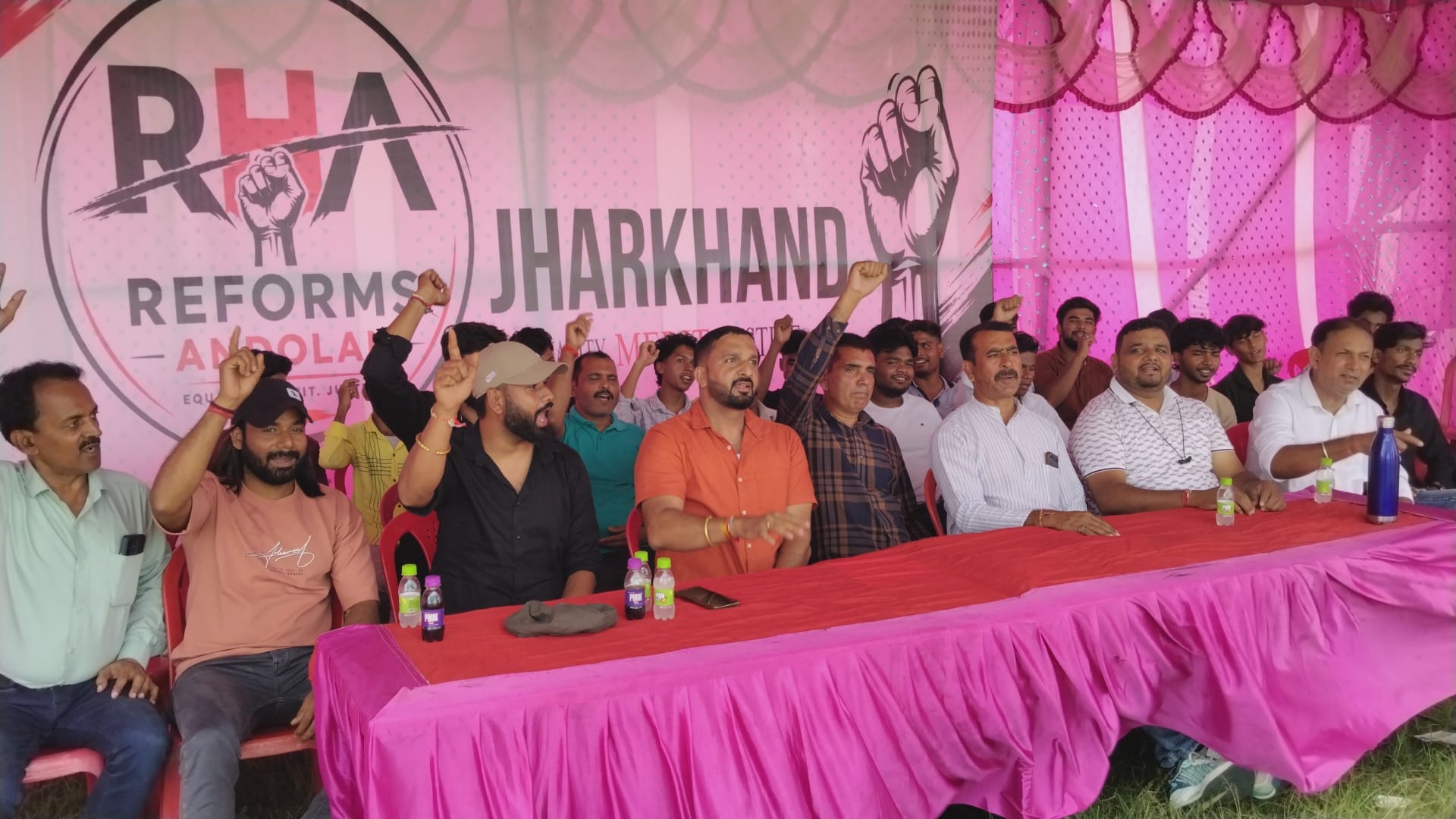 विधानसभा कुटे मैदान में प्रदर्शन करते मंच के लोग