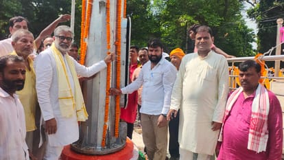 101 फिट ऊंचे राष्ट्रीय ध्वज को फहरा कर उदघाटन करते राज्यसभा सांसद नीरज शेखर साथ में नगर पंचायत 