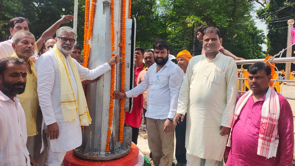 MP Neeraj Shekhar unveiled the national flag at the Martyrs' Memorial complex.