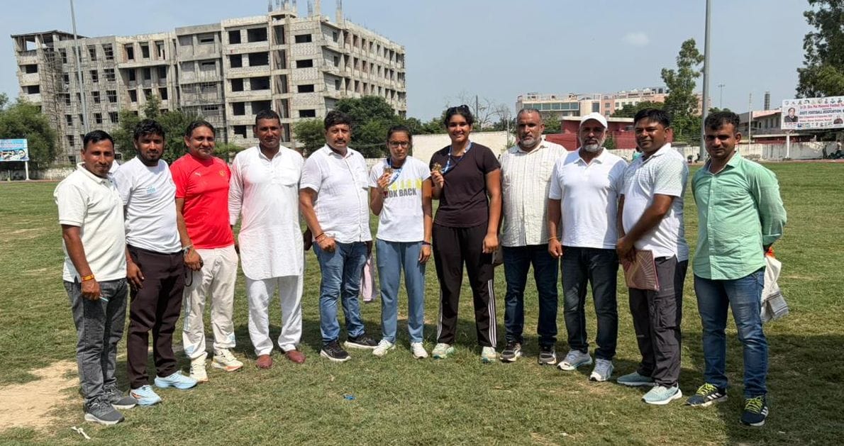 30जेएनडी01: विजेता खिलाड़ियों को अकादमी में सम्मानित करते हुए कोच व संचालक। स्रोत: कोच