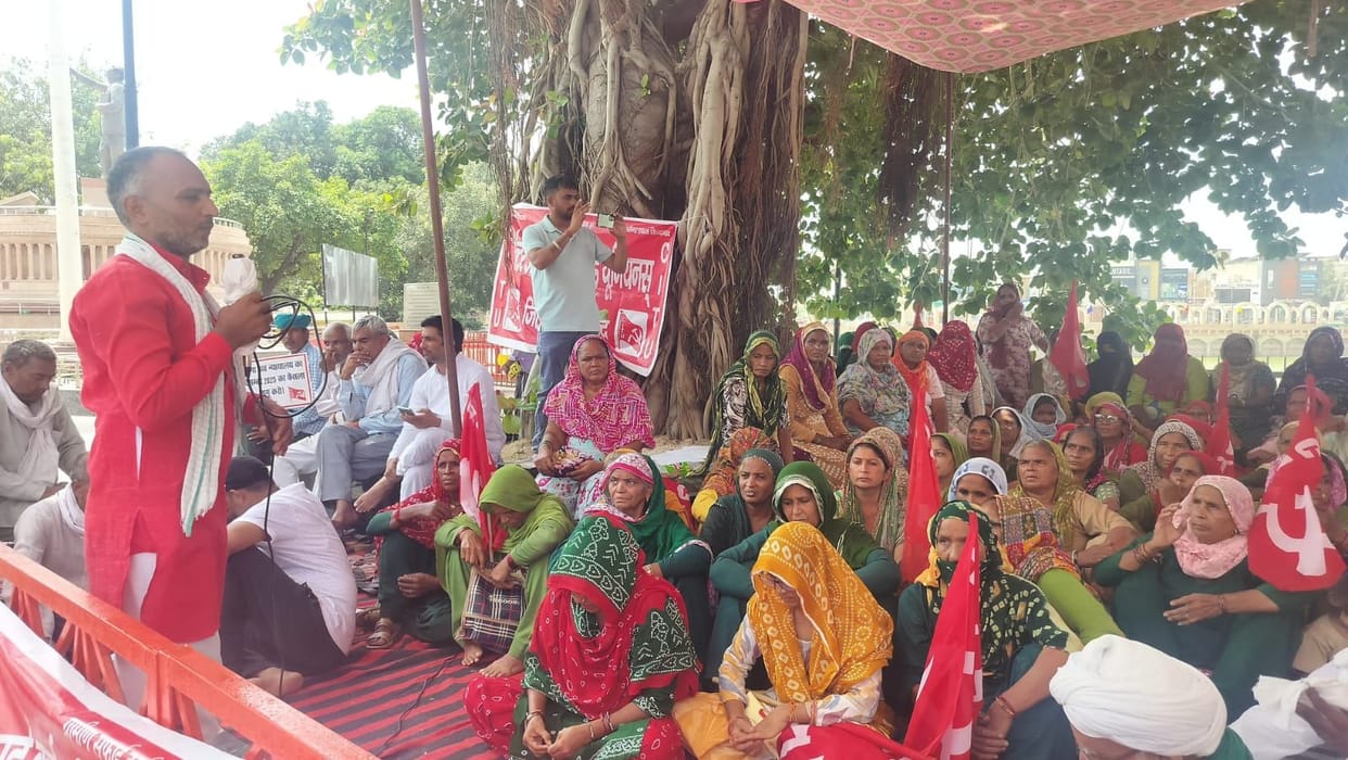 300 tonnes of garbage piled up at over 80 dumping points in the city, CITU attacks the government