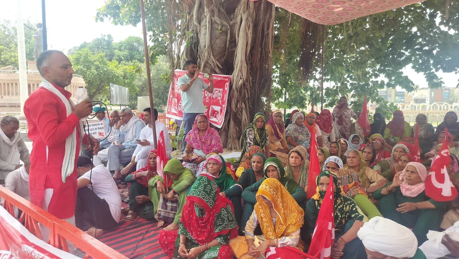 30जेएनडी15: रानी तालाब पर ग्रामीण सफाई कर्मचारी व सीटू यूनियन धरनारत कर्मियों के समर्थन में मौज