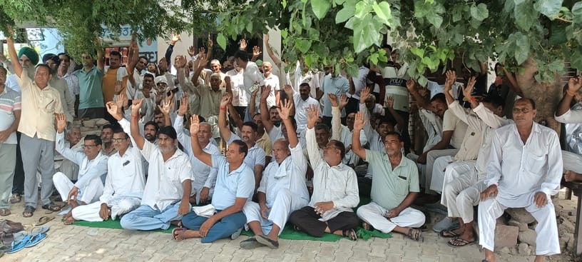 Case of discharge of dirty sewerage water into Chandlana drain, villagers of Kaul reached the dharna site and gave support