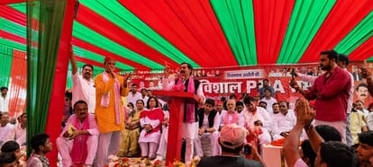 आलमपुर चौराहे पर सपा की पीडीए पंचायत को संबोधित करते पूर्व विधायक वीरेश यादव। स्रोत :  स्वयं