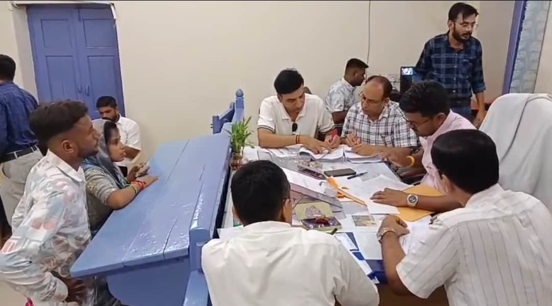 आरओ को नामांकन पत्र दाखिल करती युवा महिला उम्मीदवार