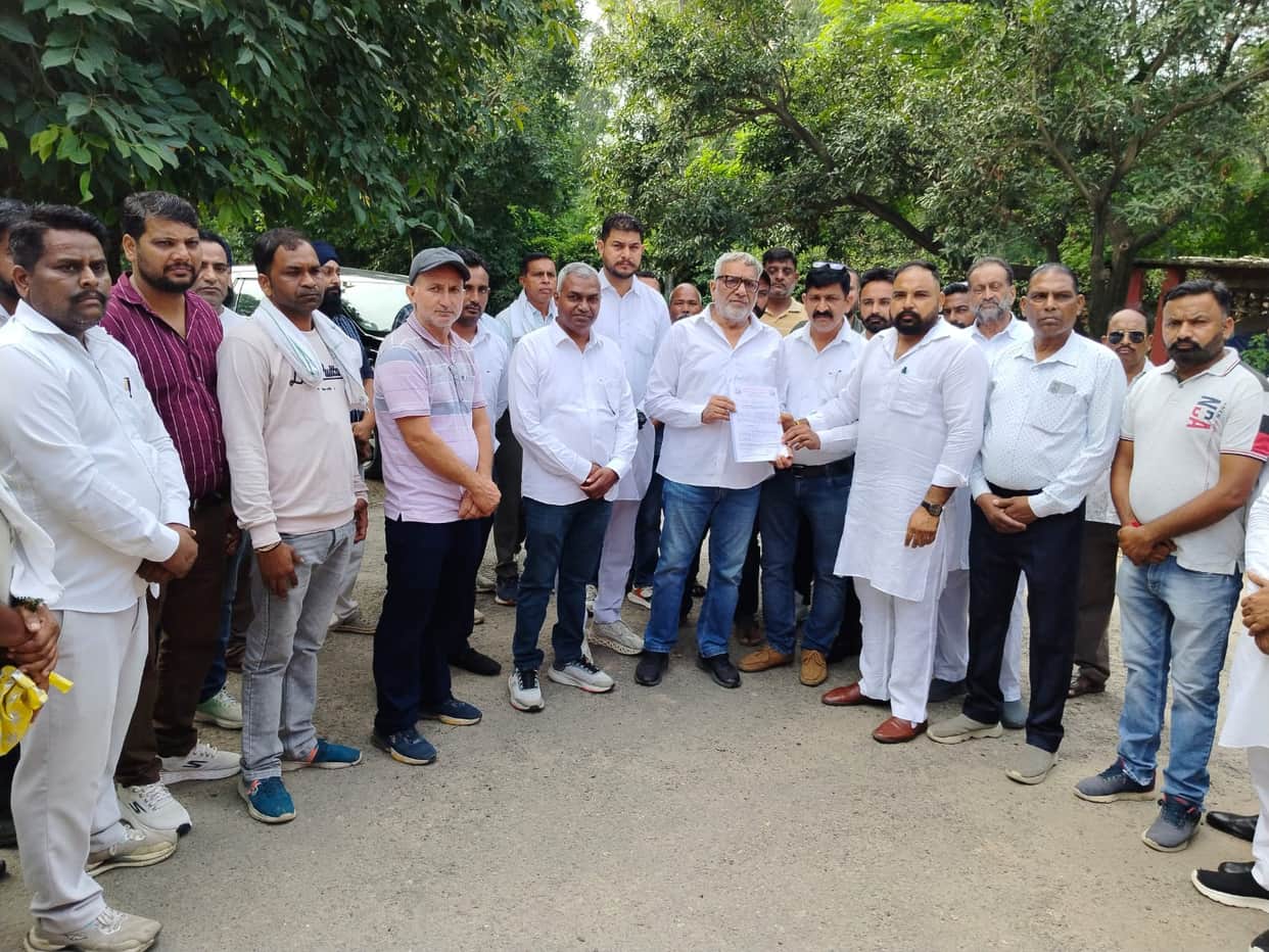 Employees raised their voices against privatization.